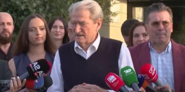 Berisha pritet me brohoritje nga përkrahësit pas kthimit nga Shtetet e Bashkuara: Udhëtimin do e quaj ripërtëritje