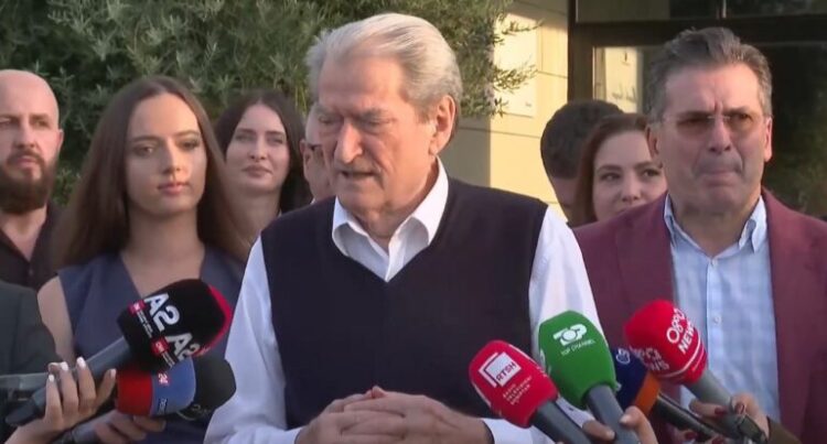 Berisha pritet me brohoritje nga përkrahësit pas kthimit nga Shtetet e Bashkuara: Udhëtimin do e quaj ripërtëritje