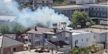 Digjet një shtëpi në Fushë-Krujë, flakët shkrumbojnë çatinë