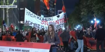 “Bashkohuni studentë, kombi na thërret”/ Vijon marshimi në rrugët e Tiranës: Rama jep dorëheqjen!