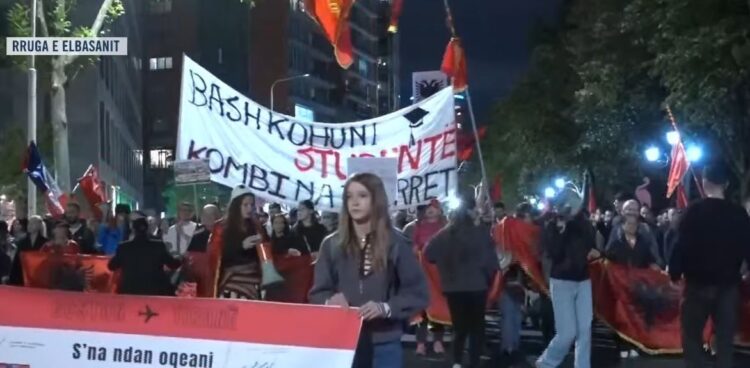 “Bashkohuni studentë, kombi na thërret”/ Vijon marshimi në rrugët e Tiranës: Rama jep dorëheqjen!