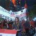 “Bashkohuni studentë, kombi na thërret”/ Vijon marshimi në rrugët e Tiranës: Rama jep dorëheqjen!