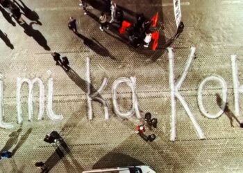 “Krimi ka kokë”, protestuesit mesazh Ramës në bulevardin para Kryeministrisë