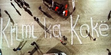 “Krimi ka kokë”, protestuesit mesazh Ramës në bulevardin para Kryeministrisë