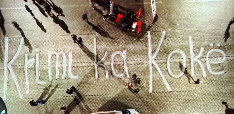 “Krimi ka kokë”, protestuesit mesazh Ramës në bulevardin para Kryeministrisë