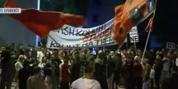 “Erdhën studentët”/ Protestuesit mbushin Qytetin Studenti: Kombi na thërret! Rama, jepe dorëheqjen!