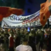 “Erdhën studentët”/ Protestuesit mbushin Qytetin Studenti: Kombi na thërret! Rama, jepe dorëheqjen!