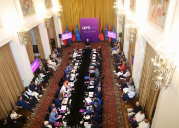 Rama mbledh të gjithë ministrat, deputetët dhe drejtorët në takim me dyer të mbyllura