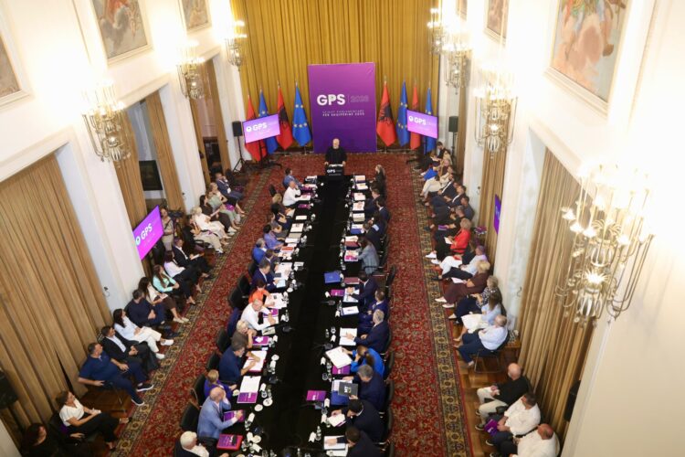 Rama mbledh të gjithë ministrat, deputetët dhe drejtorët në takim me dyer të mbyllura