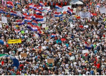 Shpërthen revolta në Kroaci/ Mbushen sheshet e Zagrebit, protestohet kundër mbetjeve toksike