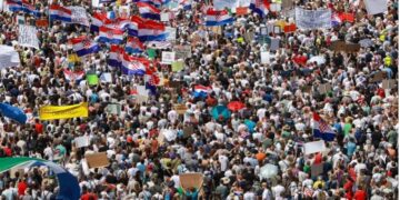 Shpërthen revolta në Kroaci/ Mbushen sheshet e Zagrebit, protestohet kundër mbetjeve toksike