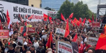 Mesazhet e qytetarëve përmes pankartave në Kosovë: Kur preket UÇK-ja, ngrihemi të gjithë