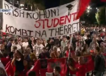 “Ju erdhi fundi!”-Protesta e 115-të, qytetarët nisin marshimin me thirrjet: Dorëheqje! Studentët po bëjnë revolucion