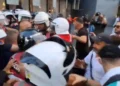 Protestuesit bllokojnë rrugët në kryeqytet, Policia tenton t’i largojë, shoqëron edhe disa tubues të tjerë