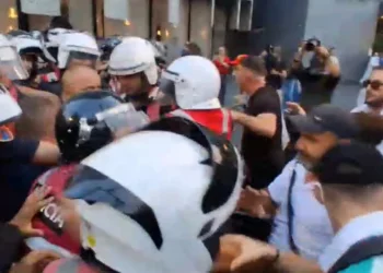 Protestuesit bllokojnë rrugët në kryeqytet, Policia tenton t’i largojë, shoqëron edhe disa tubues të tjerë