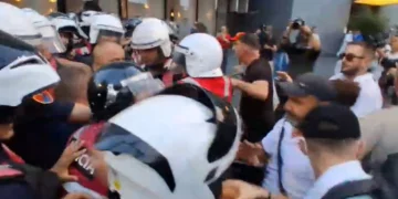 Protestuesit bllokojnë rrugët në kryeqytet, Policia tenton t’i largojë, shoqëron edhe disa tubues të tjerë