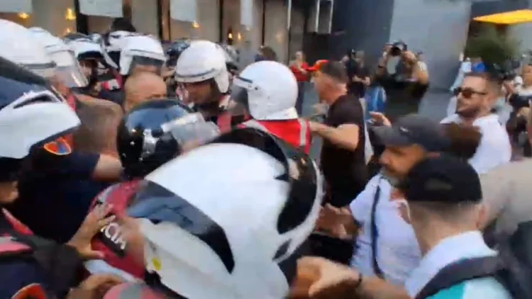 Protestuesit bllokojnë rrugët në kryeqytet, Policia tenton t’i largojë, shoqëron edhe disa tubues të tjerë