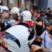Protestuesit bllokojnë rrugët në kryeqytet, Policia tenton t’i largojë, shoqëron edhe disa tubues të tjerë
