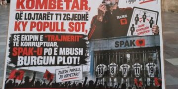 Mesazhet në pankarta, protestuesit kërkojnë ndryshimin e Kodit Zgjedhor