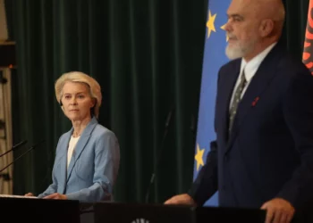 “Keni ende punë…”, mesazhet e Ursula von der Leyen në Tiranë: Anëtarësimi i Shqipërisë forcon edhe BE-në