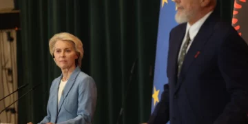 “Keni ende punë…”, mesazhet e Ursula von der Leyen në Tiranë: Anëtarësimi i Shqipërisë forcon edhe BE-në