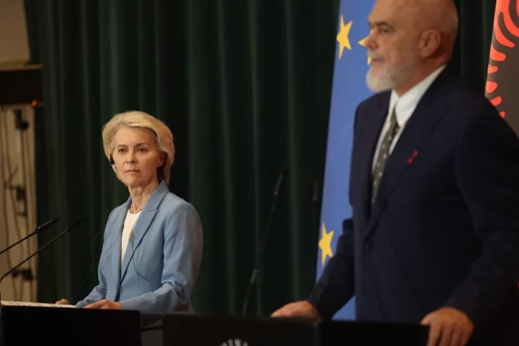 “Keni ende punë…”, mesazhet e Ursula von der Leyen në Tiranë: Anëtarësimi i Shqipërisë forcon edhe BE-në