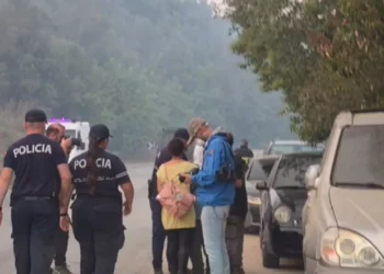 Fier/ Me çanta në krahë dhe të përlotur, nis evakuimi i banorëve