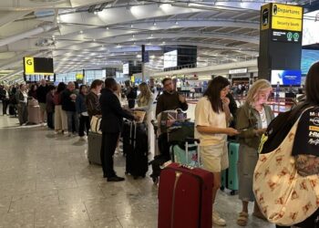 Kaos në aeroportet britanike, anulohen mbi 250 fluturime pas problemeve me sistemin e kontrollit ajror