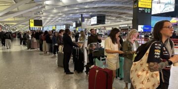 Kaos në aeroportet britanike, anulohen mbi 250 fluturime pas problemeve me sistemin e kontrollit ajror