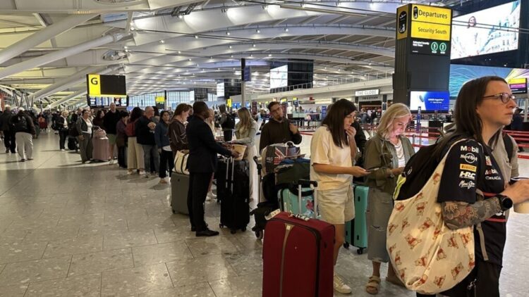 Kaos në aeroportet britanike, anulohen mbi 250 fluturime pas problemeve me sistemin e kontrollit ajror