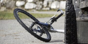 Aksident tragjik në Peqin! Makina përplas të moshuarin me biçikletë, ndërron jetë për në spital 70-vjeçari