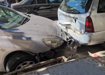 Drejtuesi humb kontrollin e makinës dhe përplaset me 3 automjete, plagoset një këmbësor në Durrës
