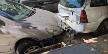 Drejtuesi humb kontrollin e makinës dhe përplaset me 3 automjete, plagoset një këmbësor në Durrës