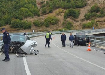 Aksident në aksin Qukës-Qafë Plloçë, makinat përplasen “kokë më kokë”, dy të plagosur