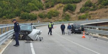 Aksident në aksin Qukës-Qafë Plloçë, makinat përplasen “kokë më kokë”, dy të plagosur