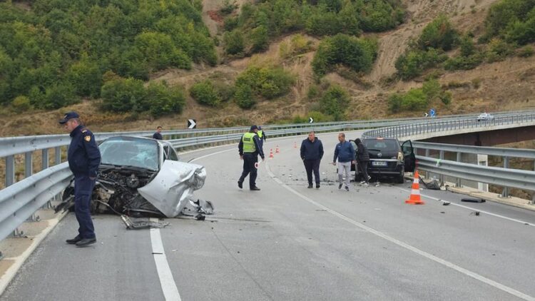 Aksident në aksin Qukës-Qafë Plloçë, makinat përplasen “kokë më kokë”, dy të plagosur