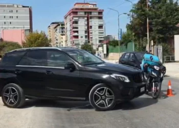 Aksident në Fier-Patos, motoristi i picave mbetet i plagosur pasi u përplas nga një automjet