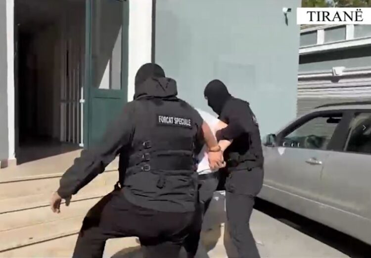 Mashtrim me 100 mijë euro, arrestohen në flagrancë dy të rinj