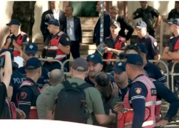Tensionohet situata te Ministria e Brendshme! Shoqërohen disa protestues të tjerë, mes tyre Dritan Goxhaj