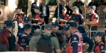 Tensionohet situata te Ministria e Brendshme! Shoqërohen disa protestues të tjerë, mes tyre Dritan Goxhaj