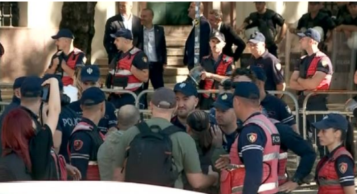 Tensionohet situata te Ministria e Brendshme! Shoqërohen disa protestues të tjerë, mes tyre Dritan Goxhaj
