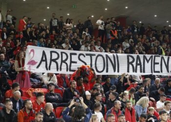 “Arrestoni Ramën”/ Thirrjet kundër kryeministrit, protestë edhe në “Air Albania”