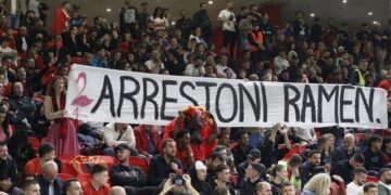 “Arrestoni Ramën”/ Thirrjet kundër kryeministrit, protestë edhe në “Air Albania”
