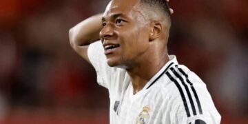 Penalltia e humbur dhe paraqitja e dobët, Mbappe kritikohet ashpër pas humbjes së Realit  Kylian Mbappe është vënë në qendër të kritikave nga mediat spanjolle dhe franceze pas humbjes befasuese 1-0 të Real Madridit ndaj Real Betisit. Skuadra e drejtuar nga Jose Mourinho u mposht të premten në mbrëmje, me golin e Troy Parrott në minutën e 81-të që i dha Betisit një fitore të rëndësishme.  Për Real Madridin, mundësia më e madhe për të shmangur humbjen erdhi në minutat shtesë, por Mbappe dështoi të shndërronte në gol një penallti. Sulmuesi francez pati një mbrëmje për t’u harruar, ndërsa paraqitja e tij u cilësua si e dobët dhe egoiste nga disa prej mediave evropiane. Penalltia e humbur në minutën e tretë të kohës shtesë ishte momenti që përmblodhi më së miri mbrëmjen zhgënjyese të Mbappes. Real Madridi protestoi duke pretenduar se penalltia duhej të përsëritej për shkak të një ndërhyrjeje të parakohshme në zonë nga Marc Bartra, por vendimi mbeti në fuqi. Me humbjen ndaj Betisit, Real Madridi shpërdoroi një mundësi të artë për të marrë pikë, ndërsa Mbappe tashmë përballet me presionin e mediave për të reaguar në ndeshjet e ardhshme.