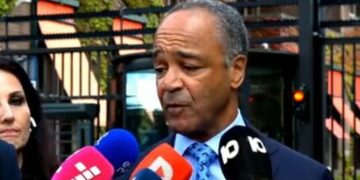 Avokati i Thaçit: Godita kokën me grushte kur gjykatësi tha ‘Në emër të popullit të Kosovës”!