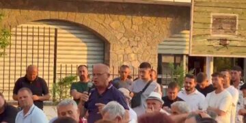 Tensione në Rrajcë për Reformën Territoriale, banorët përplasen me deputetët dhe braktisin dëgjesën