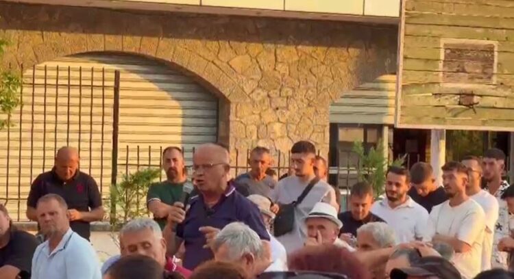 Tensione në Rrajcë për Reformën Territoriale, banorët përplasen me deputetët dhe braktisin dëgjesën