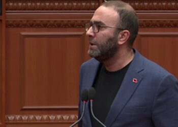 “Ia ka dorëzuar shtetin krimit të organizuar”/ Bardhi thirrje socialisteve: Silleni Ramen zvarrë këtu të japë llogari