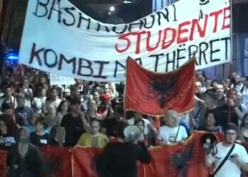 “Ju erdhi fundi”/ Protestuesit pranë Bashkisë së Tiranës: Arrestoni Ramën! Arrestoni Ballukun!