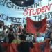 “Ju erdhi fundi”/ Protestuesit pranë Bashkisë së Tiranës: Arrestoni Ramën! Arrestoni Ballukun!